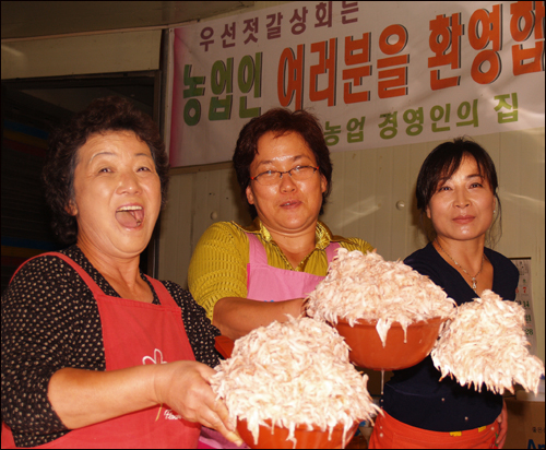 강경젓갈시장에는 충청도 인심이 훈훈하게 살아 있다. 강효순 강경전통맛깔젓협의회 총무(가운데)가 오마이뉴스 독자들을 초대한다고 